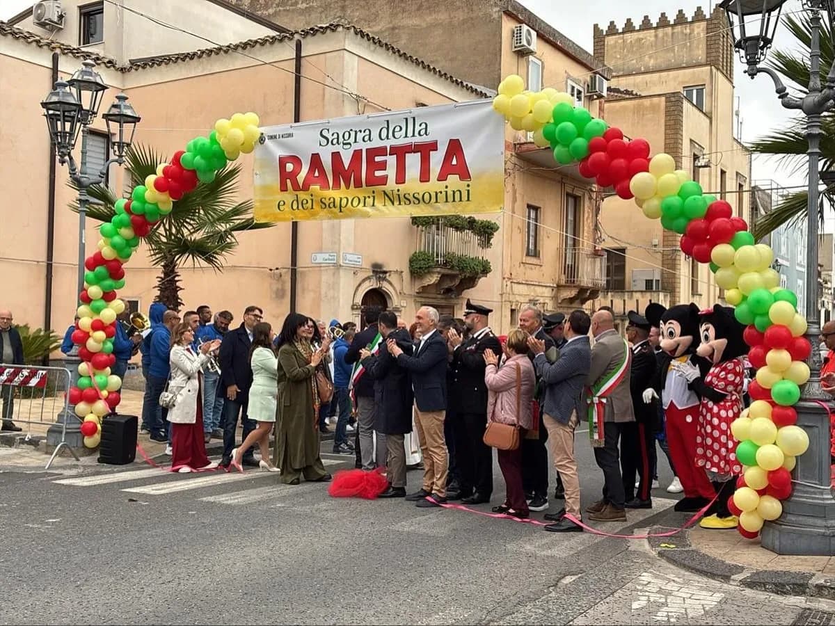 Il taglio del nastro della prima Sagra della Rametta a Nissoria, sotto lo striscione «Sagra della Rametta e dei sapori Nissorini» e un arco di palloncini